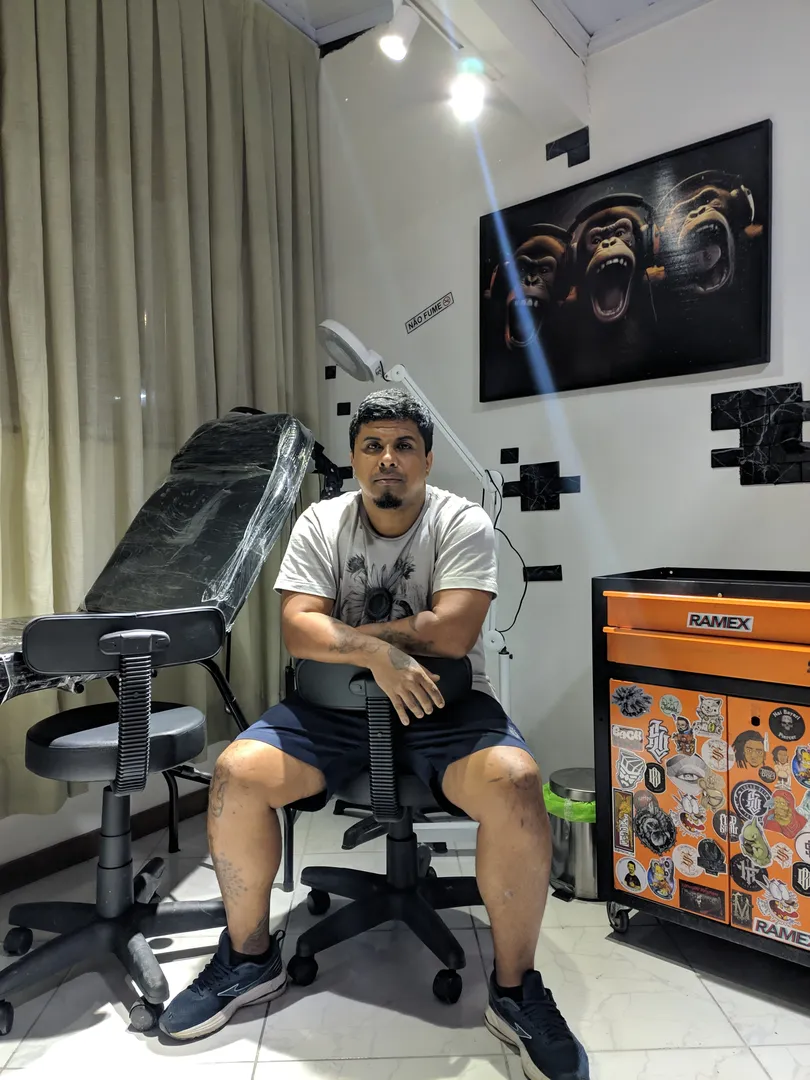 Tatuador Jorge de Sousa em ação